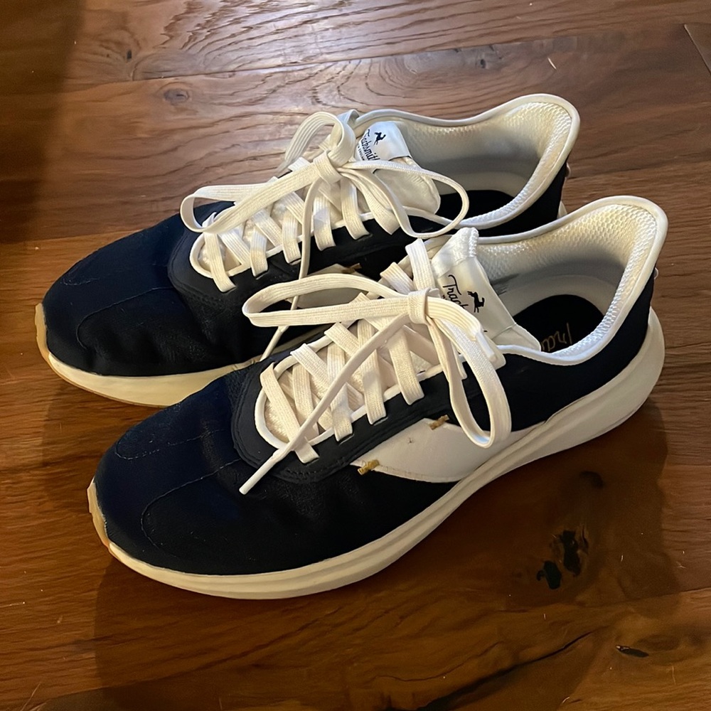 Tracksmith Eliot Runner Navy/Ivory Size M7, W8.5
